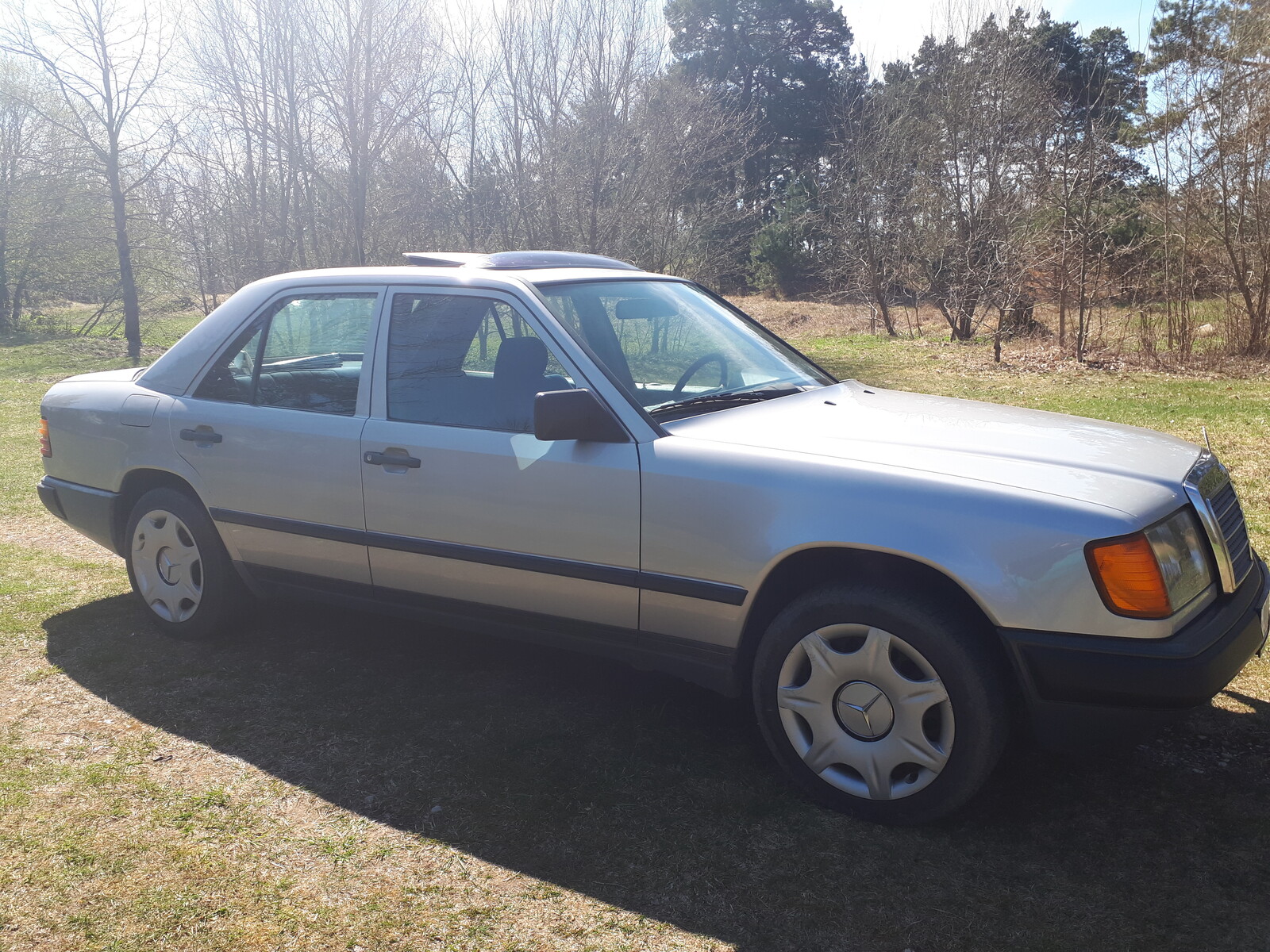 Mercedes-Benz 200 1986, photo 2/6