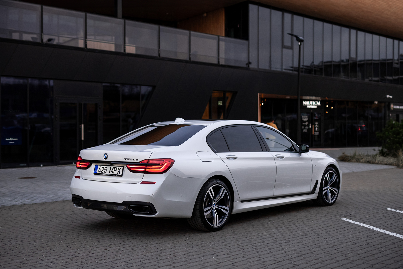 BMW 750 2016, photo 2/18