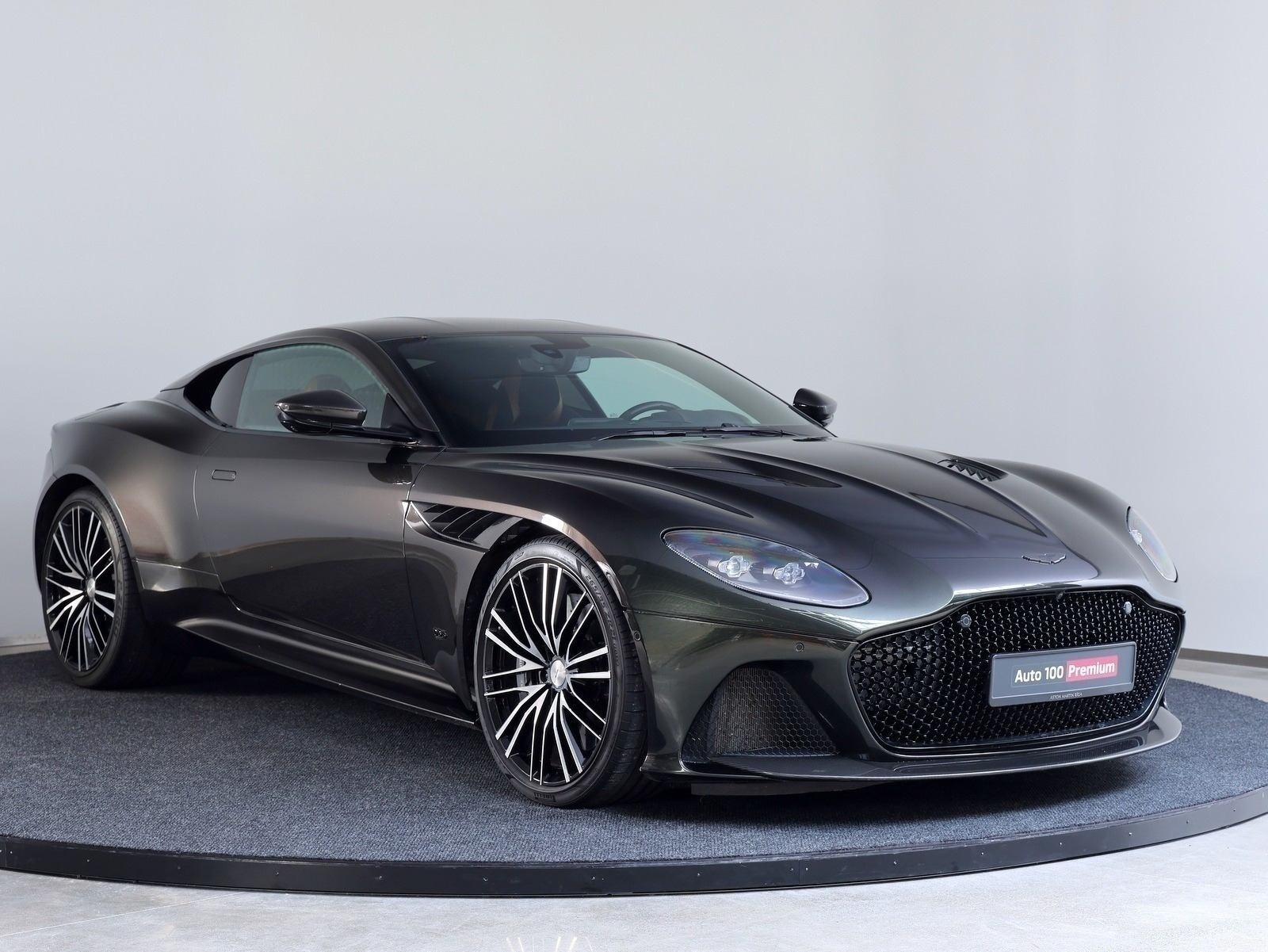 Aston Martin DBS V12 2022, kuva 2/10