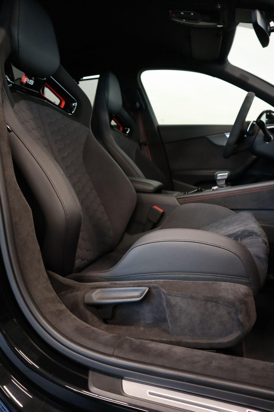 Audi RS4 2023, photo 3/10