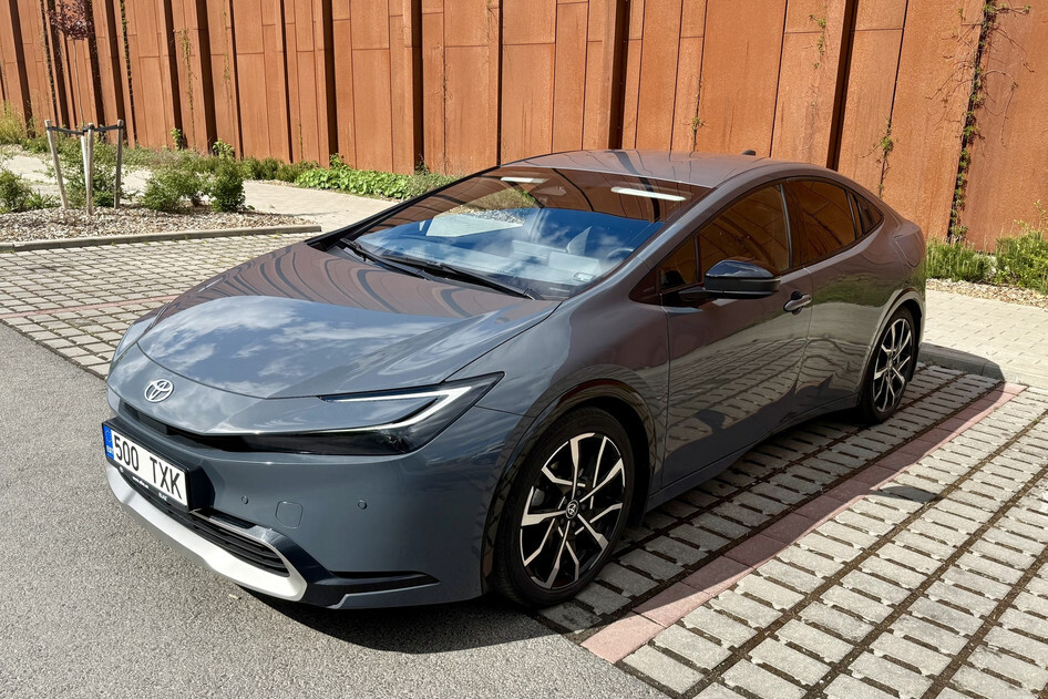Toyota Prius, 2023, 2.0, 111 kW, подключаемый гибрид (бензин/электричество), автомат, передний привод