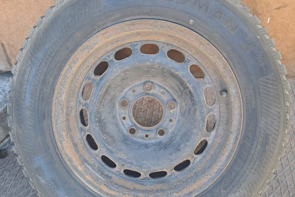 Used steel wheel+studded tire 205/65R15, BMW