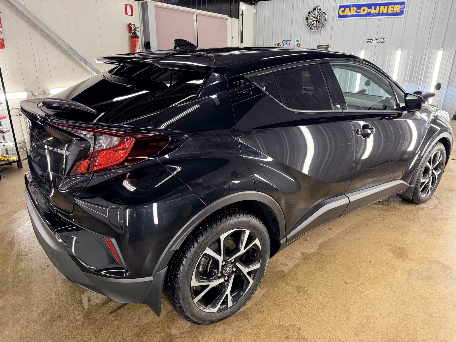 Toyota C-HR 2021, photo 6/16