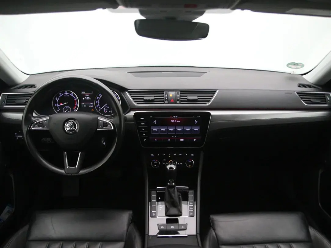 Škoda Superb 2018, photo 2/10
