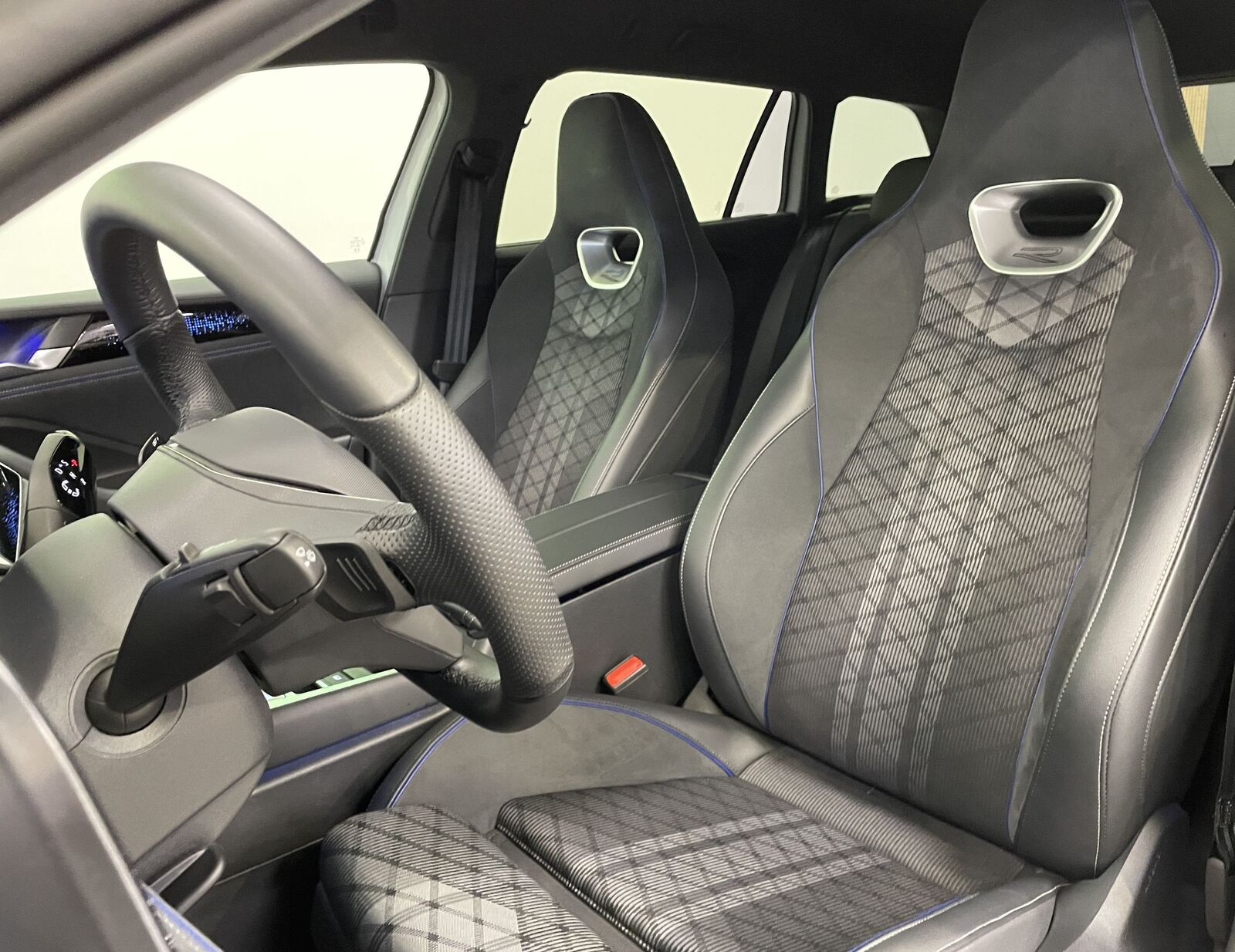 Volkswagen Passat 2024, photo 6/25