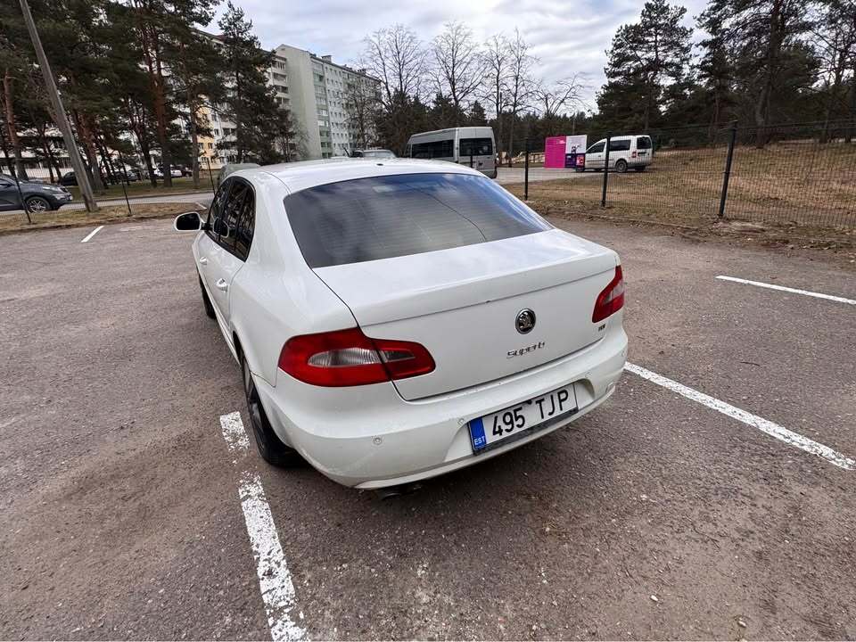Škoda Superb 2012, photo 6/9