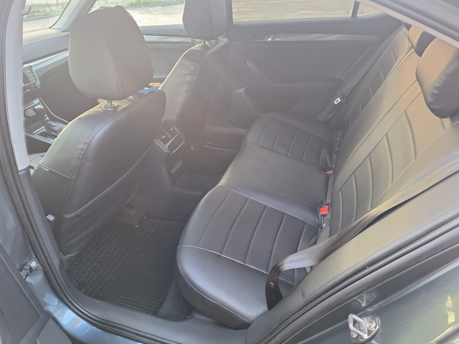 Škoda Superb 2017, photo 5/10