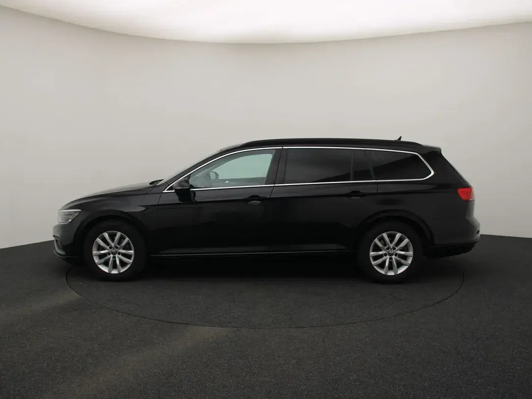 Volkswagen Passat 2023, photo 6/10