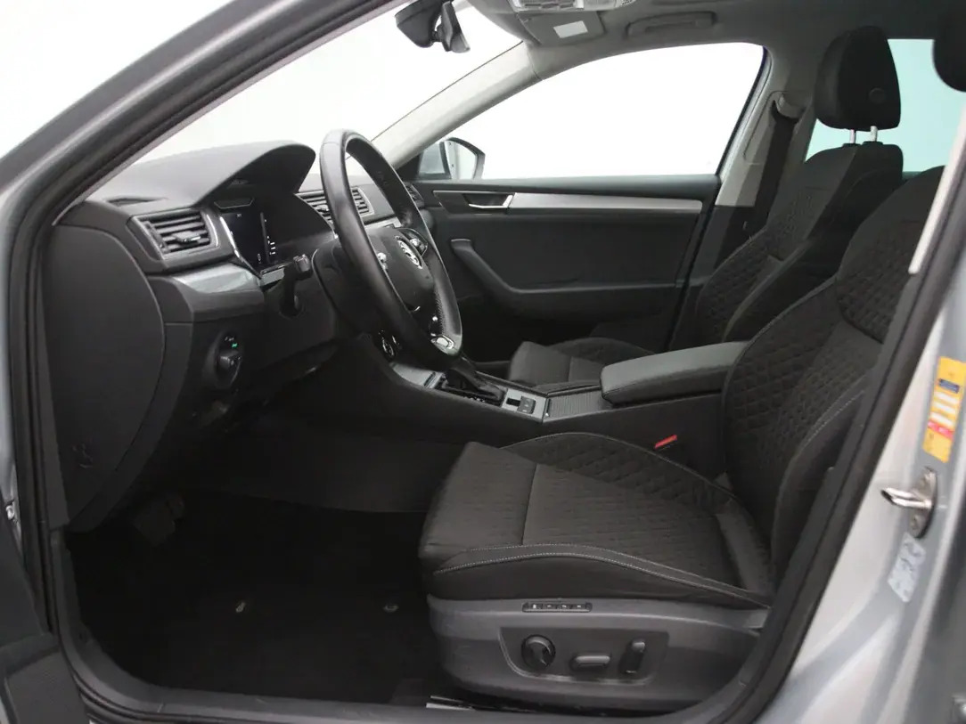 Škoda Superb 2022, photo 4/10