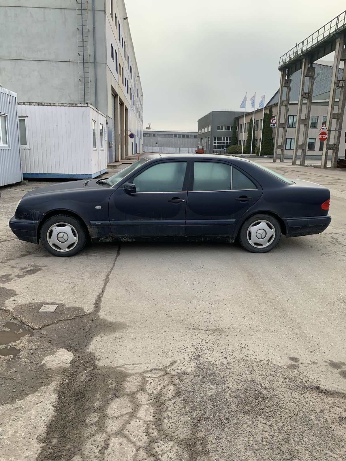 Mercedes-Benz E 200 1998, kuva 5/6
