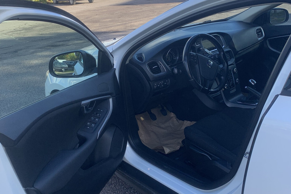 Volvo V40 Cross Country, 2015, 1.6, 84 kW, diesel, manual, front-wheel drive