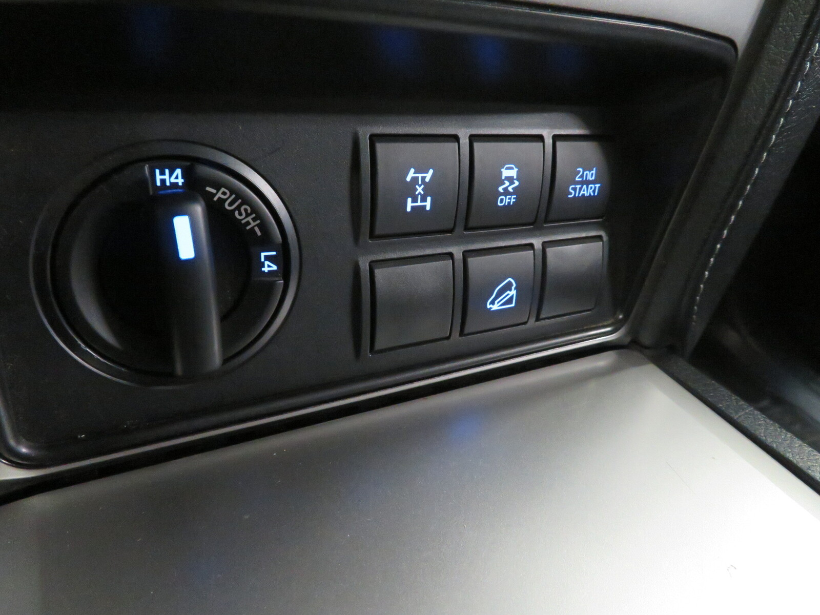 Toyota Land Cruiser 2023, photo 7/11