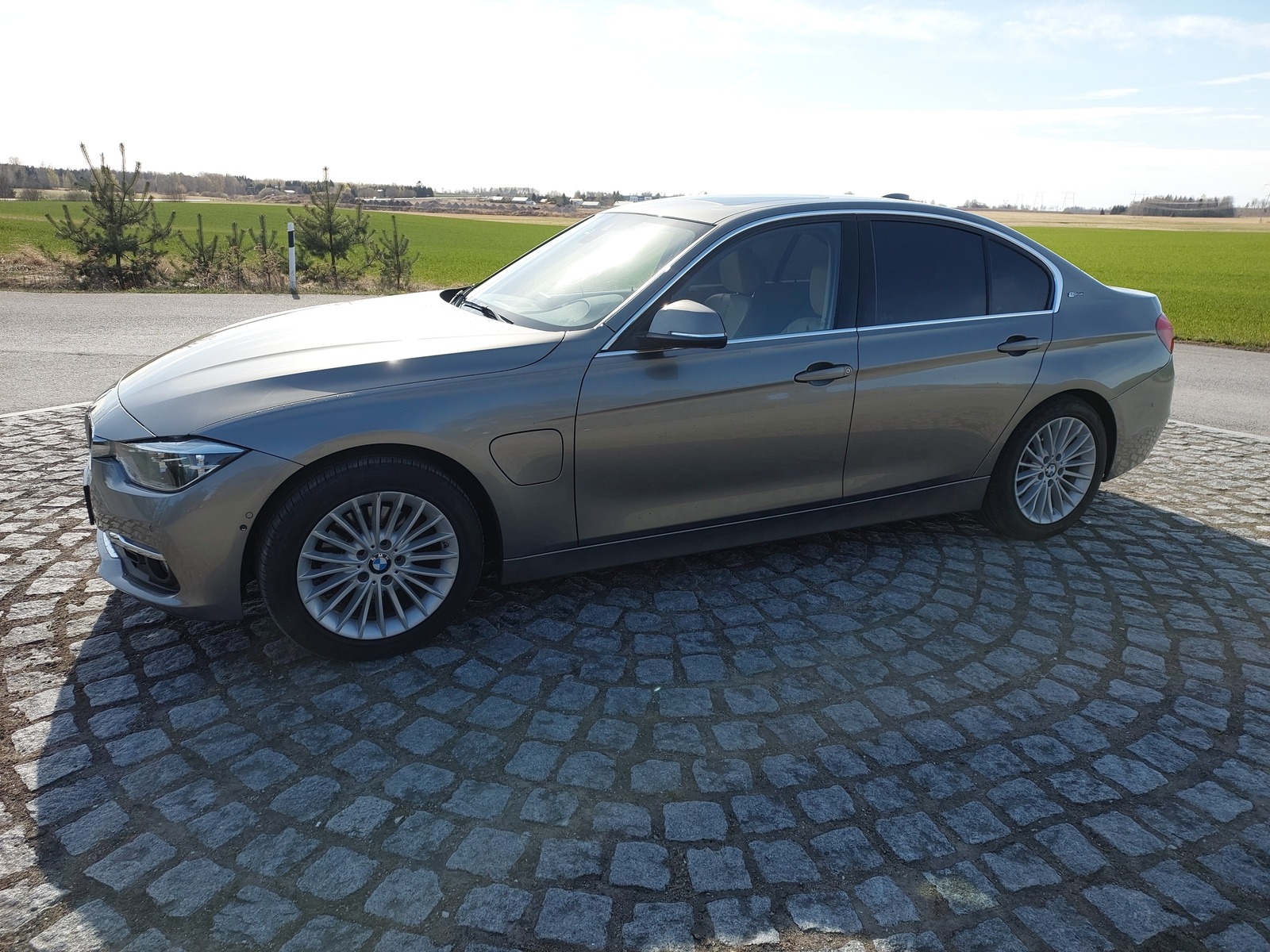 BMW 330 2016, photo 2/11