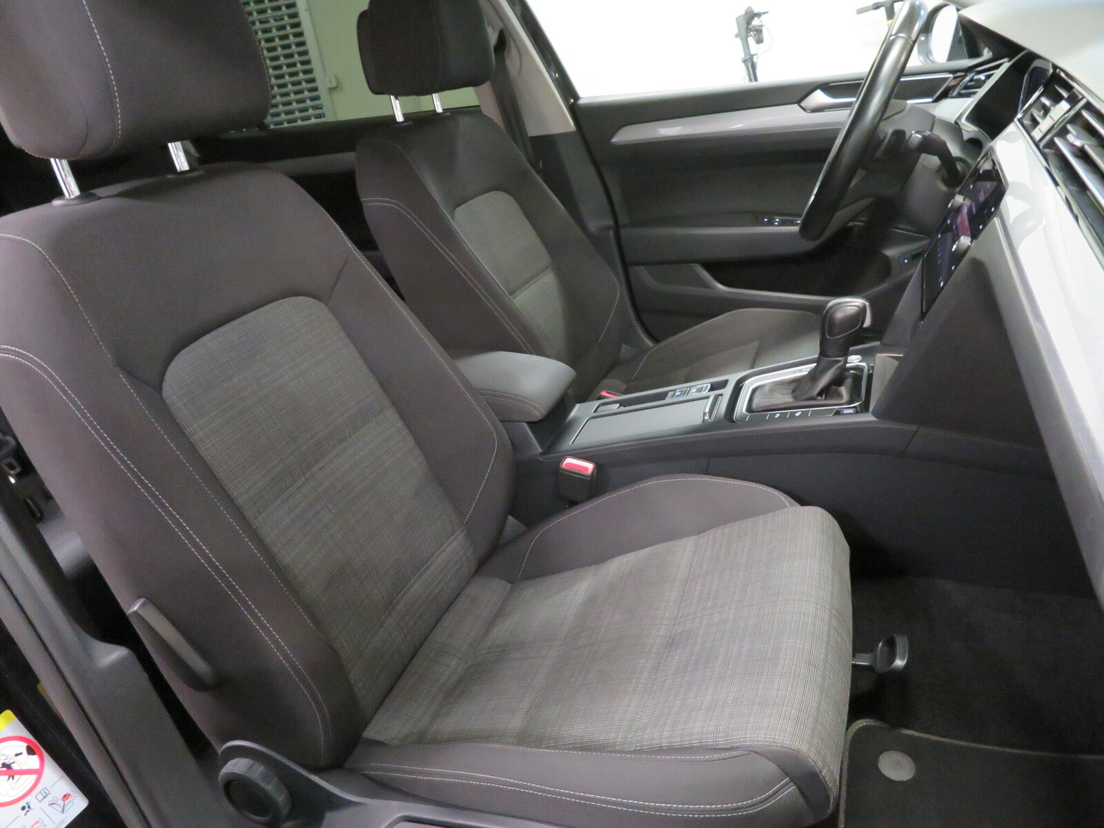 Volkswagen Passat 2021, photo 4/10