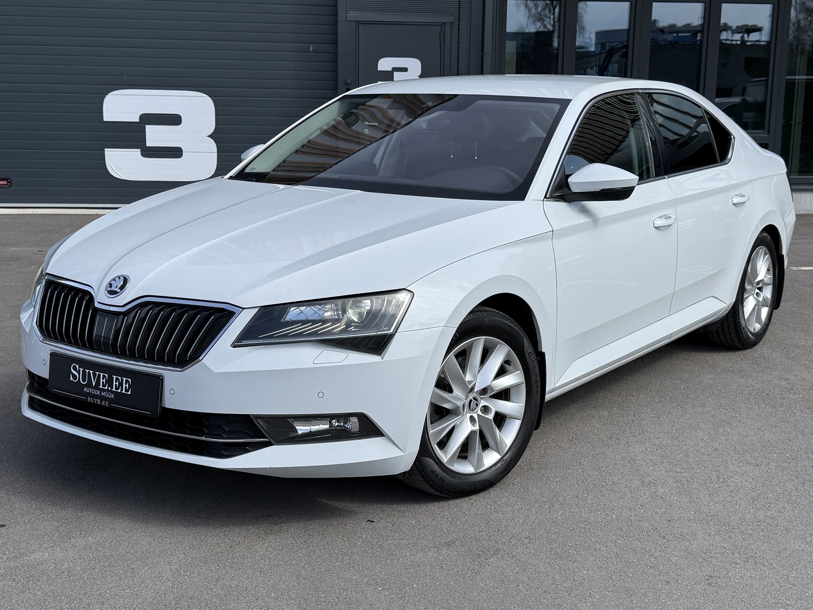 Škoda Superb 2017, photo 2/29