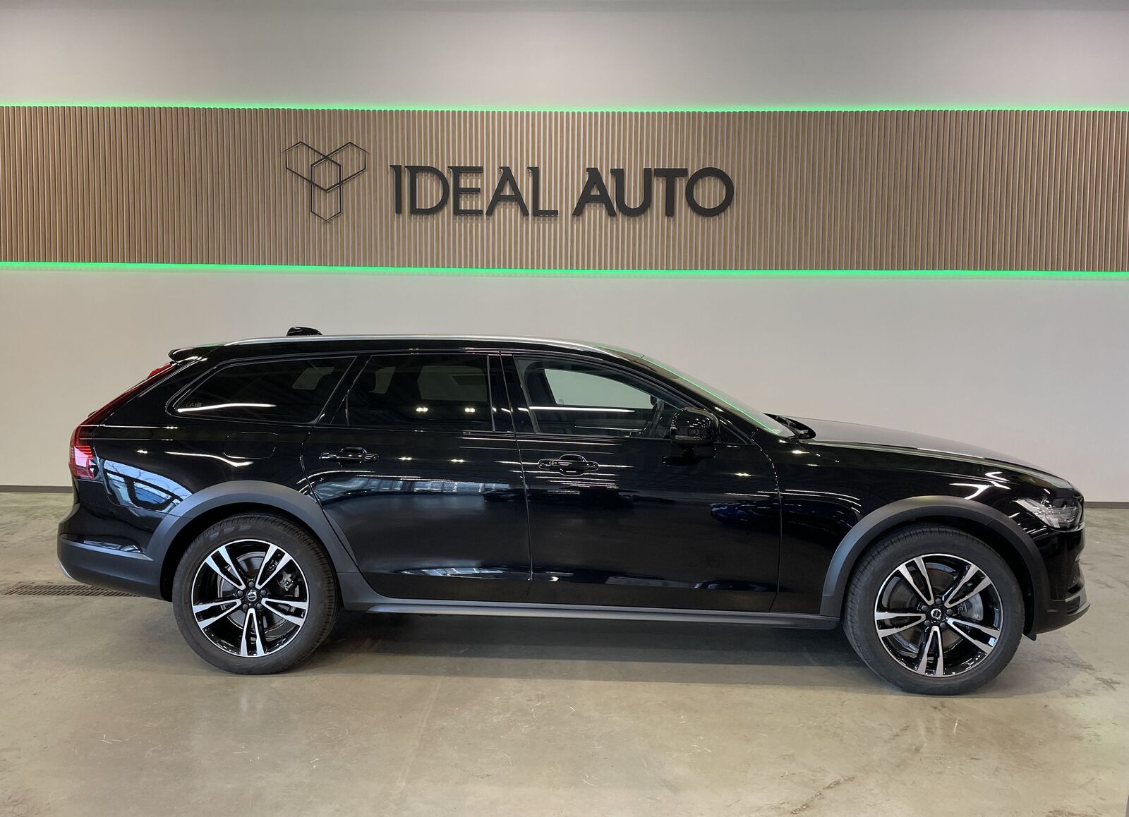 Volvo V90 Cross Country 2022, photo 3/21