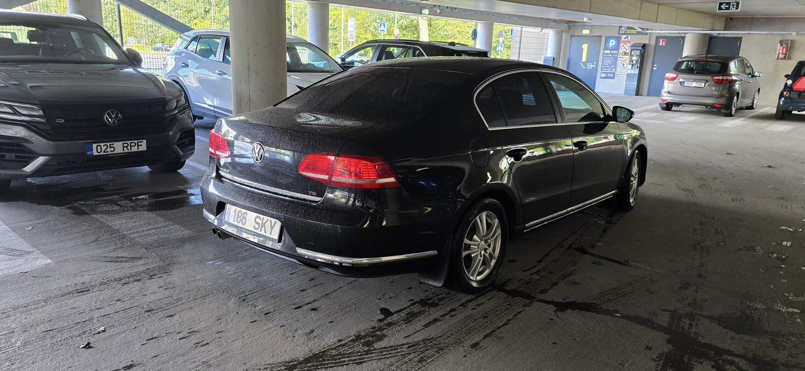 Volkswagen Passat 2011, photo 2/4