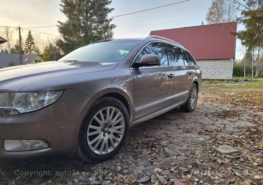 Škoda Superb 2011, kuva 2/5