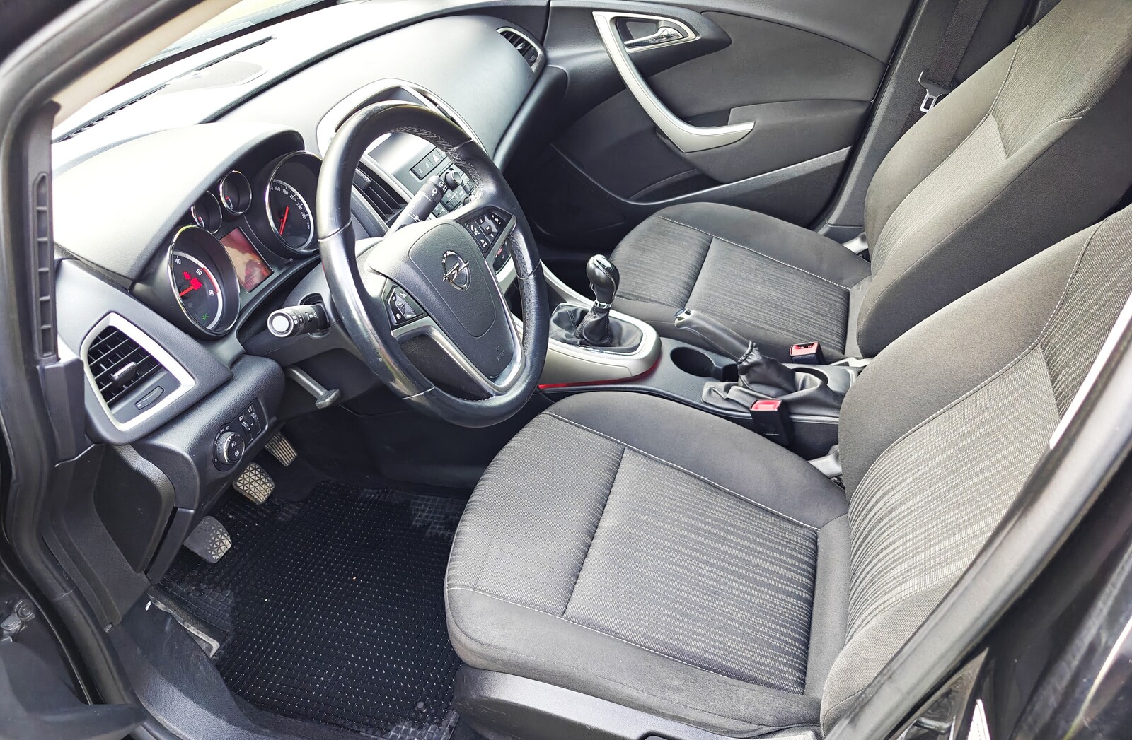 Opel Astra 2011, kuva 5/8