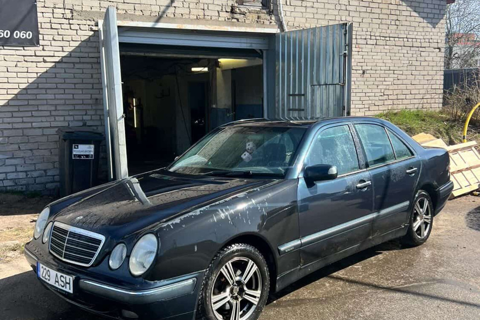 Mercedes-Benz E 240, 2000, 2.6, 125 kW, petrol, manual, rear-wheel drive