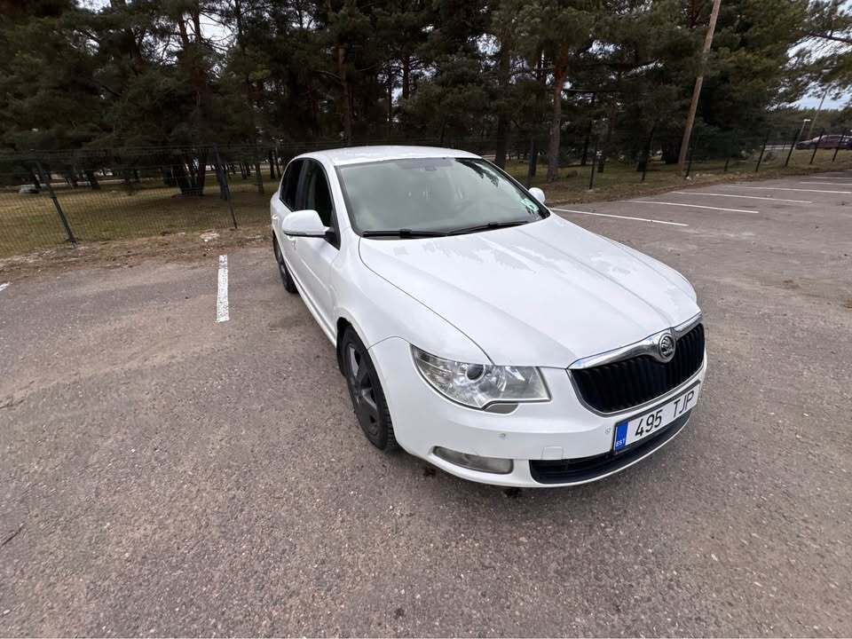 Škoda Superb 2012, photo 2/9