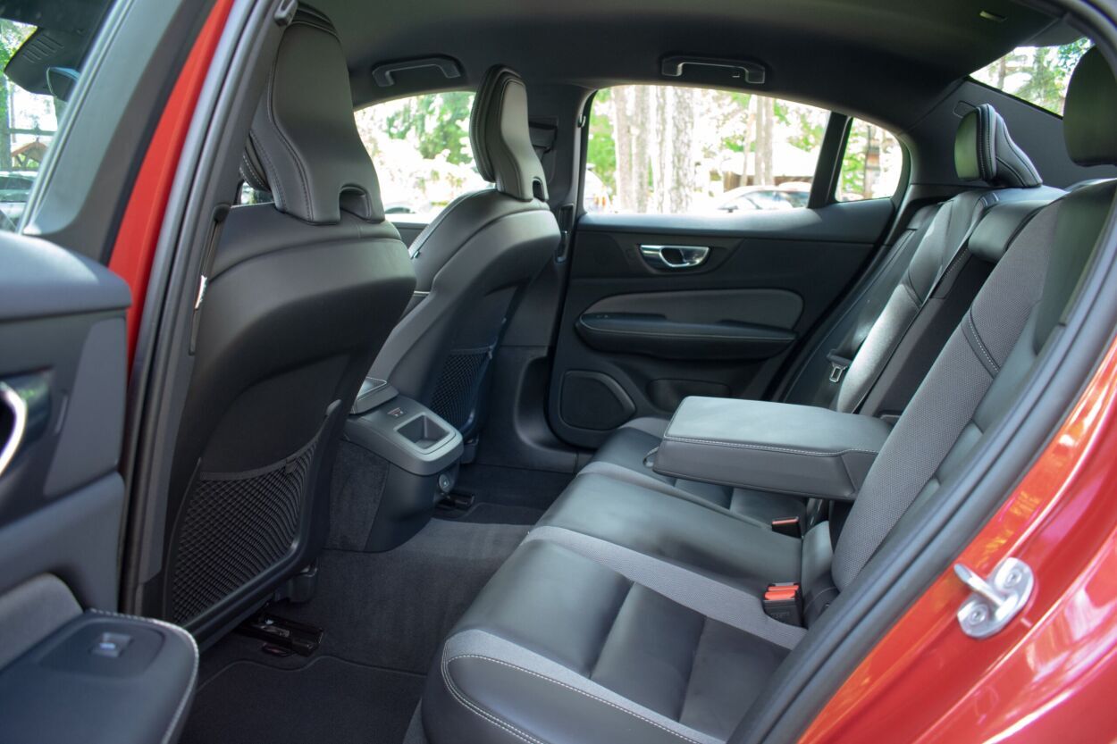 Volvo S60 2023, photo 4/17