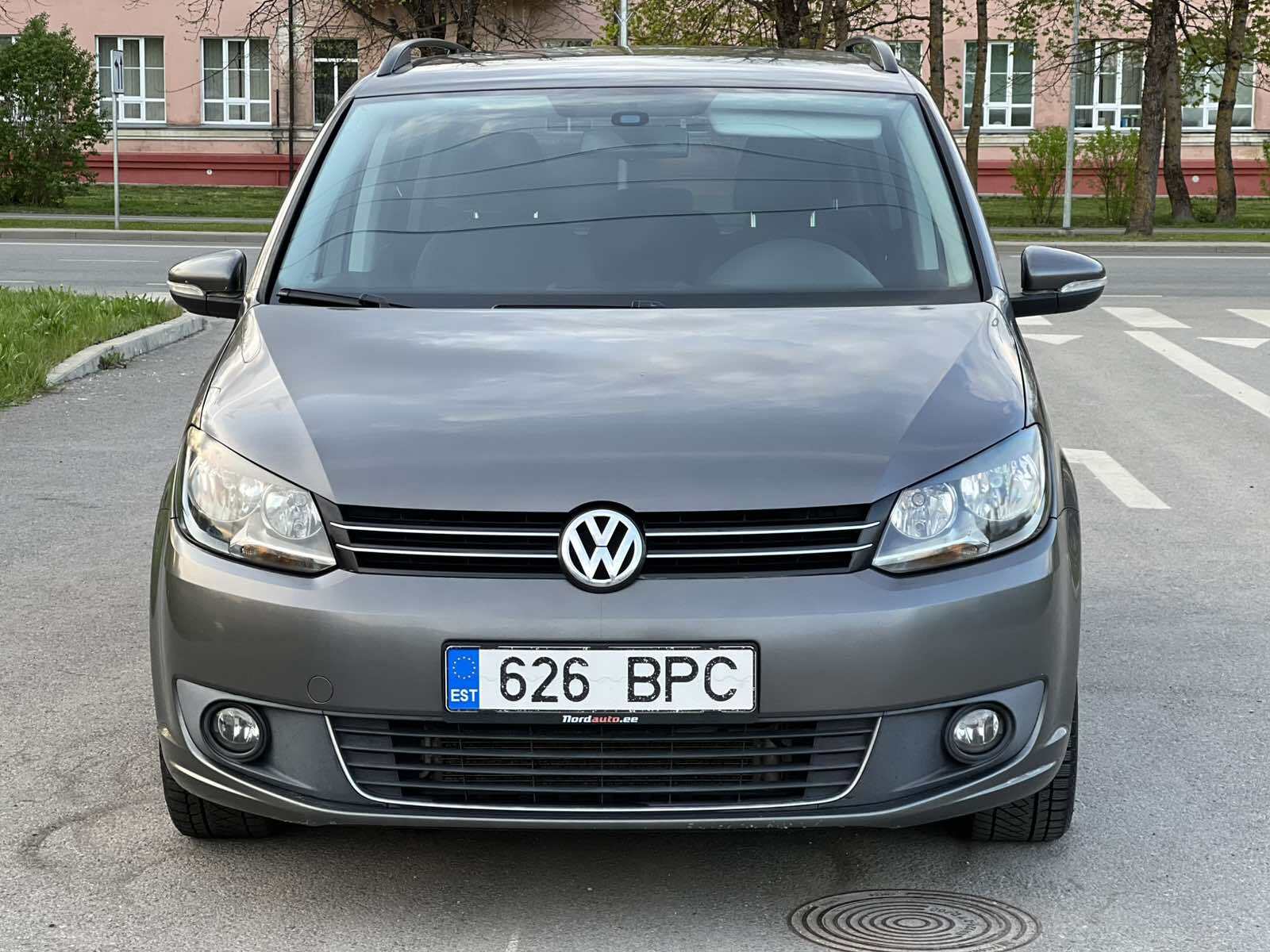 Volkswagen Touran 2011, photo 3/10