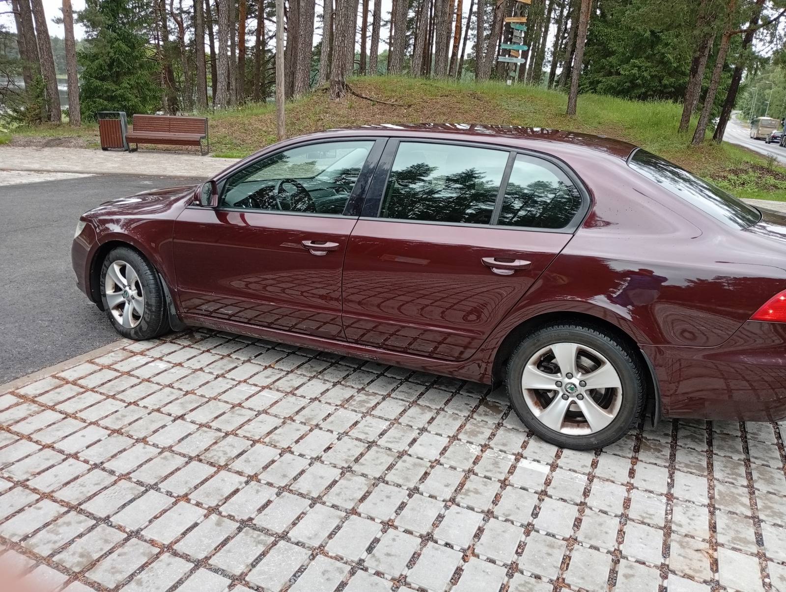 Škoda Superb 2011, photo 2/11
