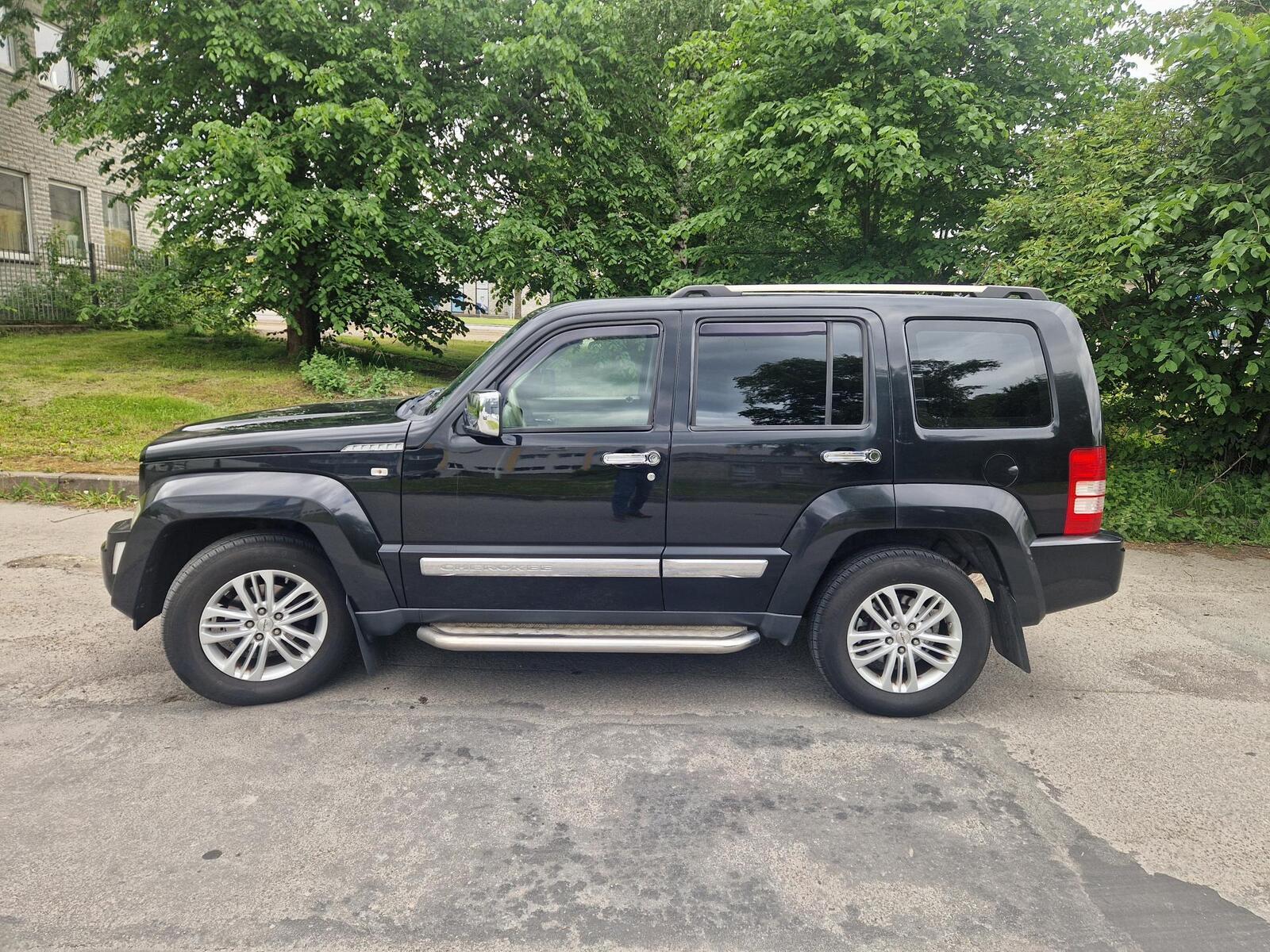 Jeep Cherokee 2010, photo 2/10