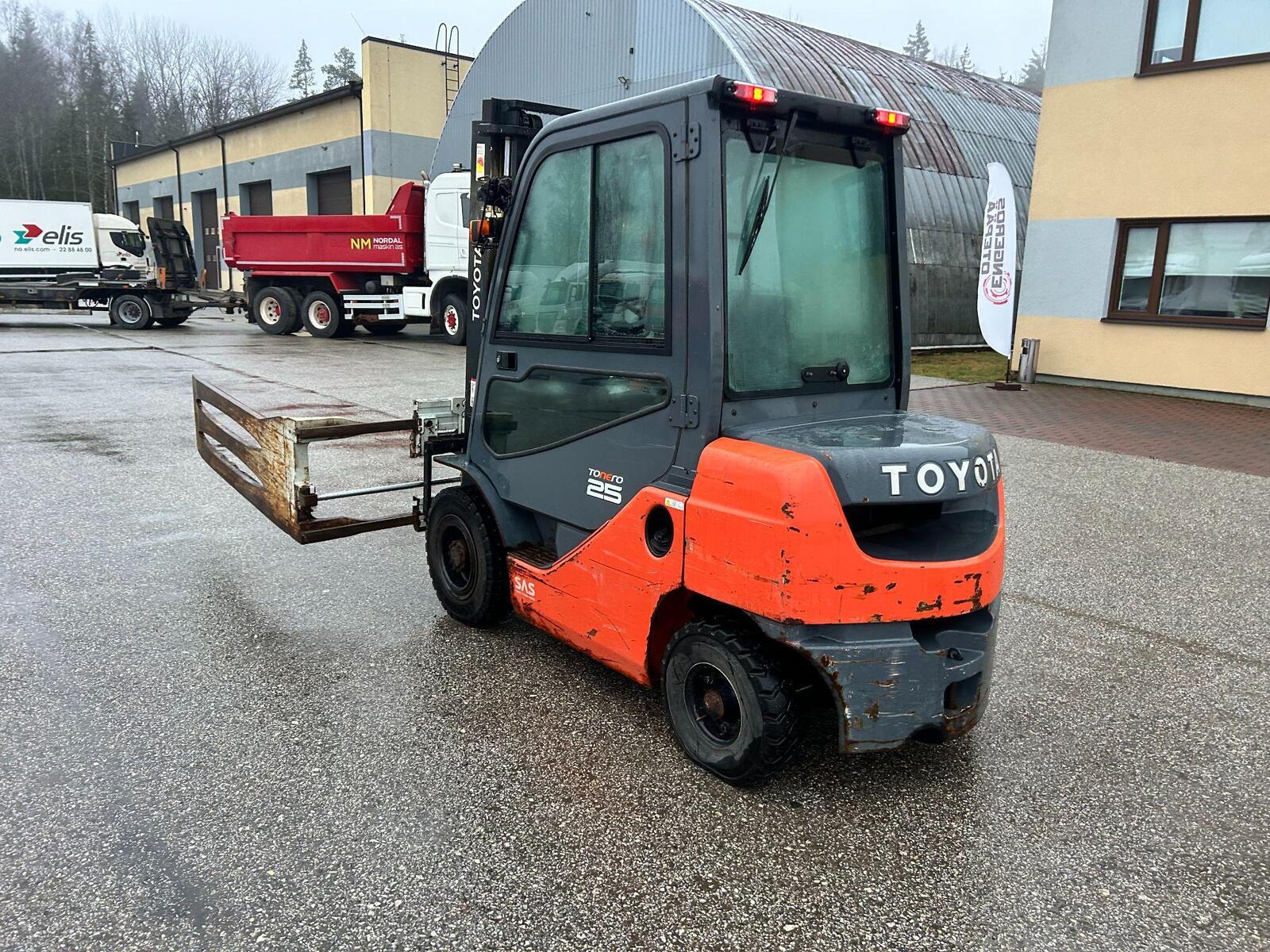 Toyota 02-8 FDF25, photo 6/18