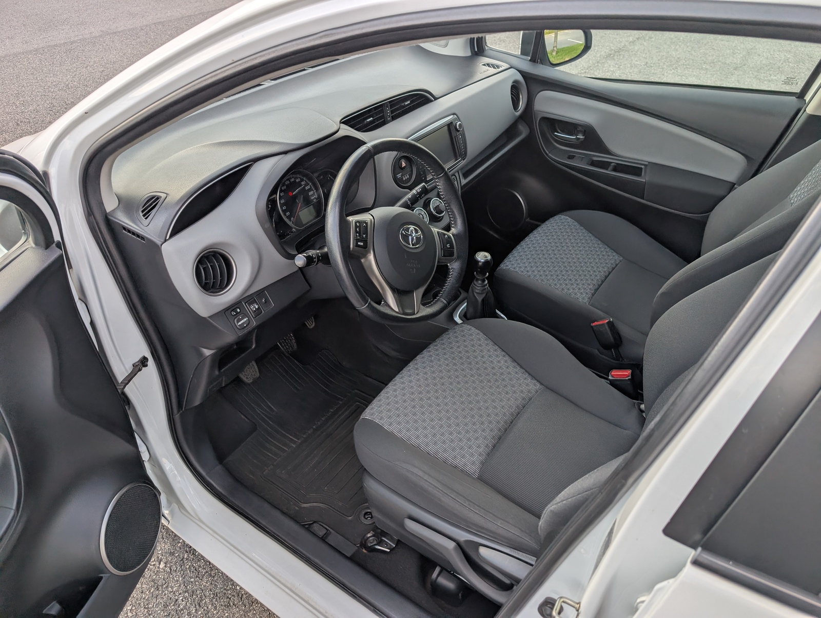 Toyota Yaris 1.3 73kW 2015, kuva 3/7