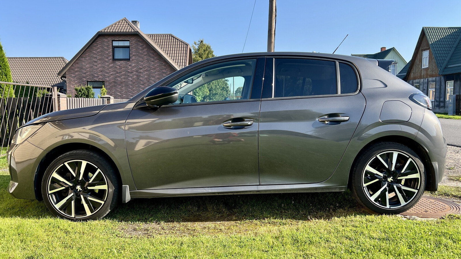 Peugeot 208 2022, photo 2/4