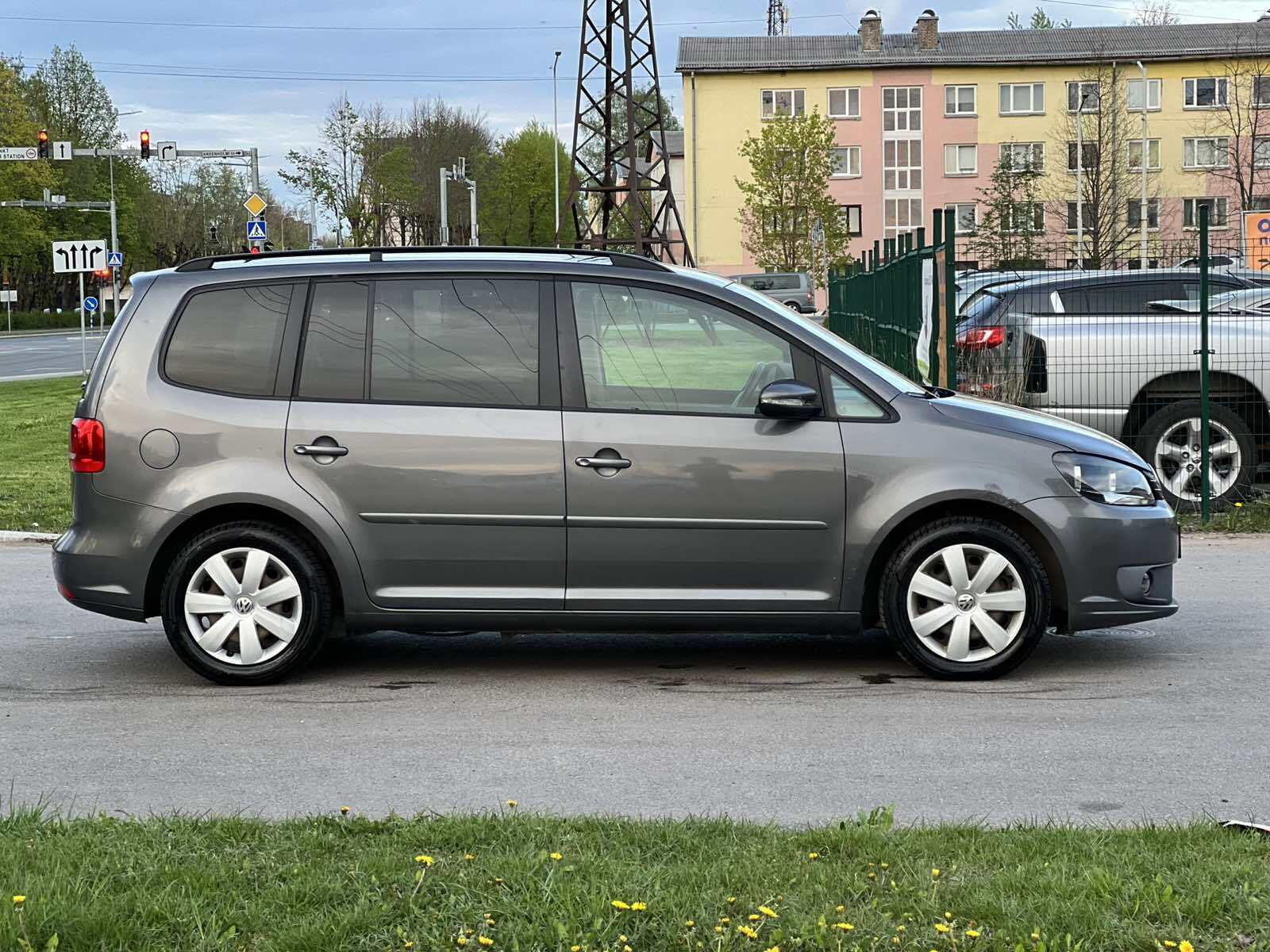 Volkswagen Touran 2011, photo 5/10