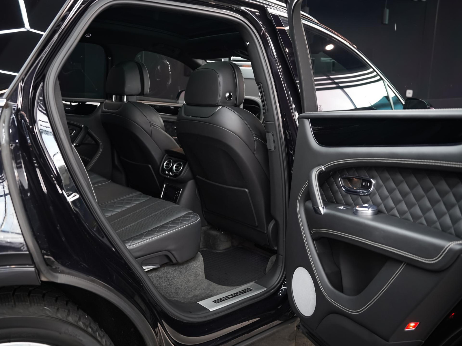 Bentley Bentayga W12 2017, photo 7/14