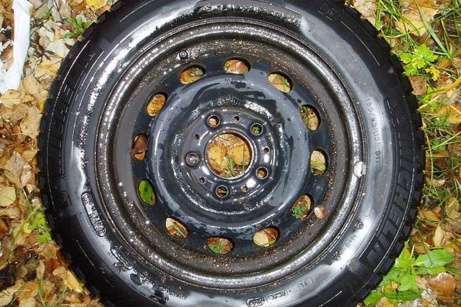 Подержанный легкосплавный диск+нешипованная шина 195/65R15,