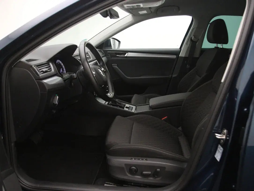 Škoda Superb 2021, photo 4/36