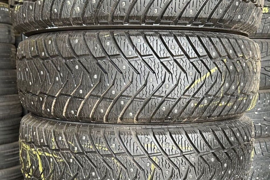 Подержанный шипованная шина 215/65R16 Yokohama IceGuard IG65