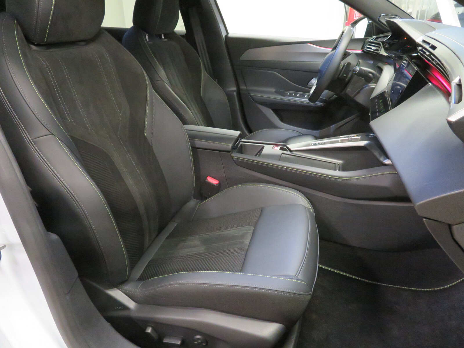 Peugeot 408 2025, photo 4/13
