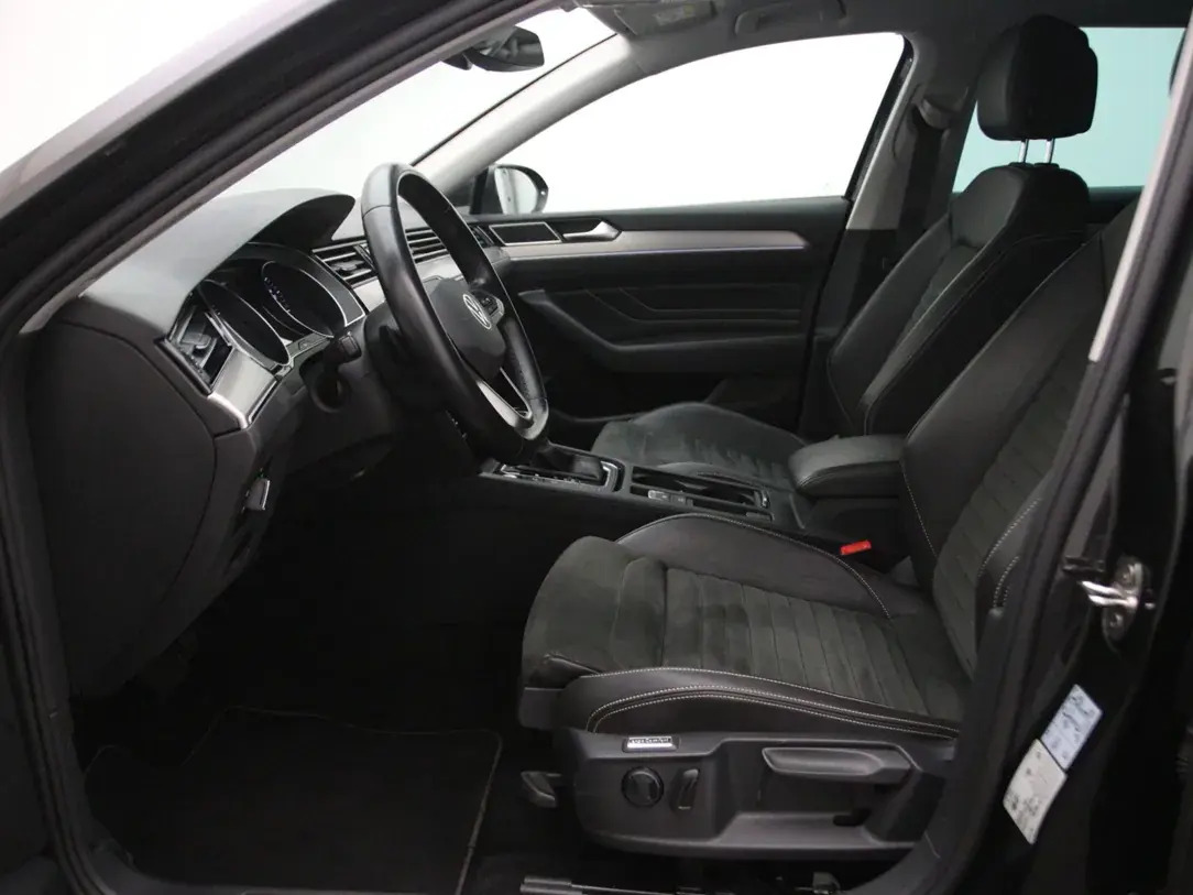 Volkswagen Passat 2021, photo 4/36