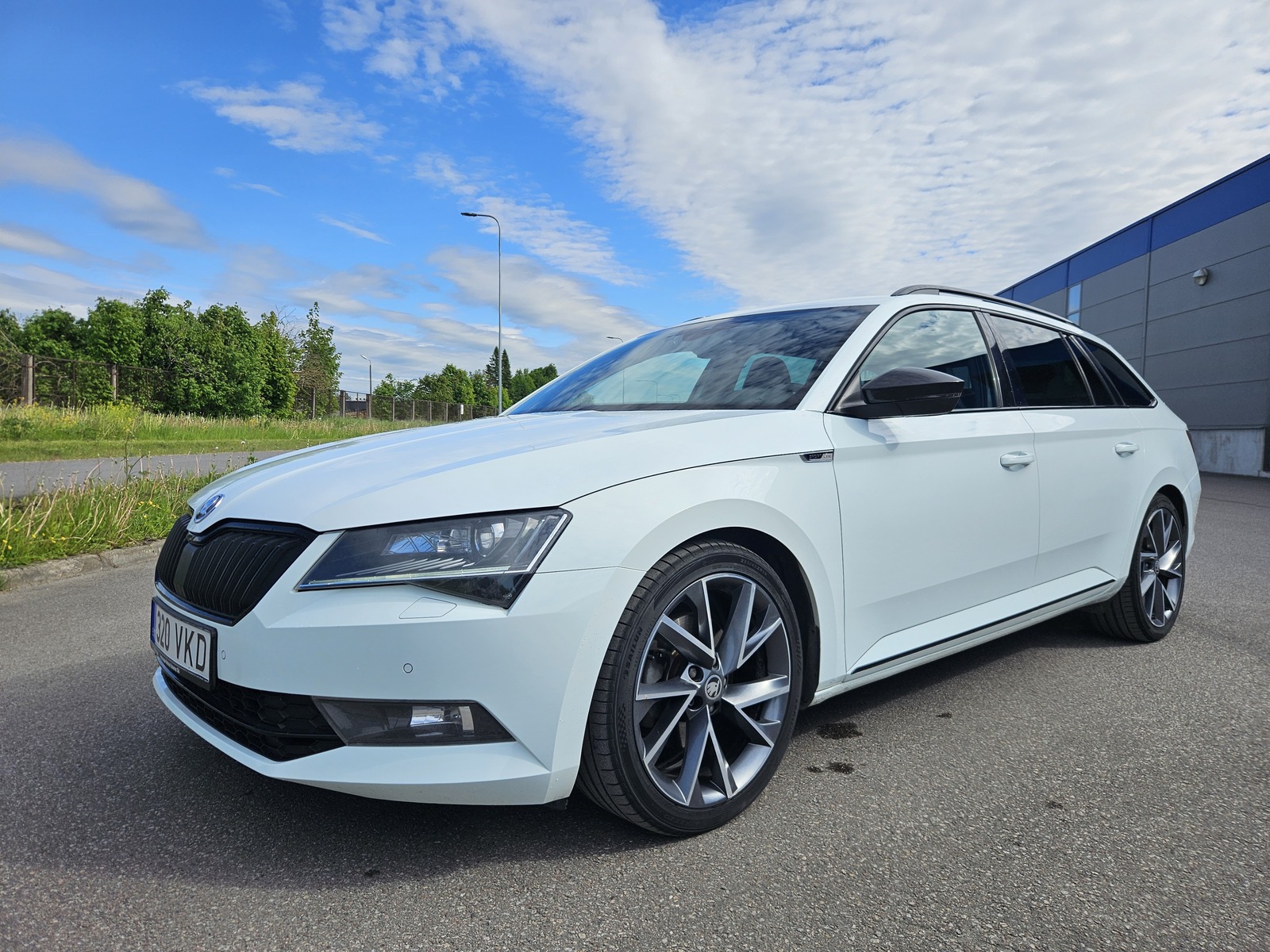 Škoda Superb 2017, photo 5/12