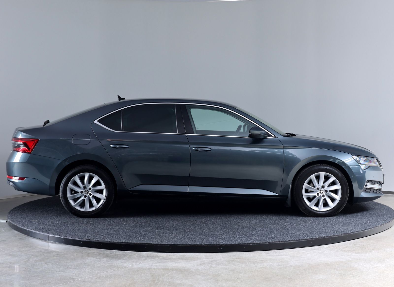 Škoda Superb 2021, photo 6/26