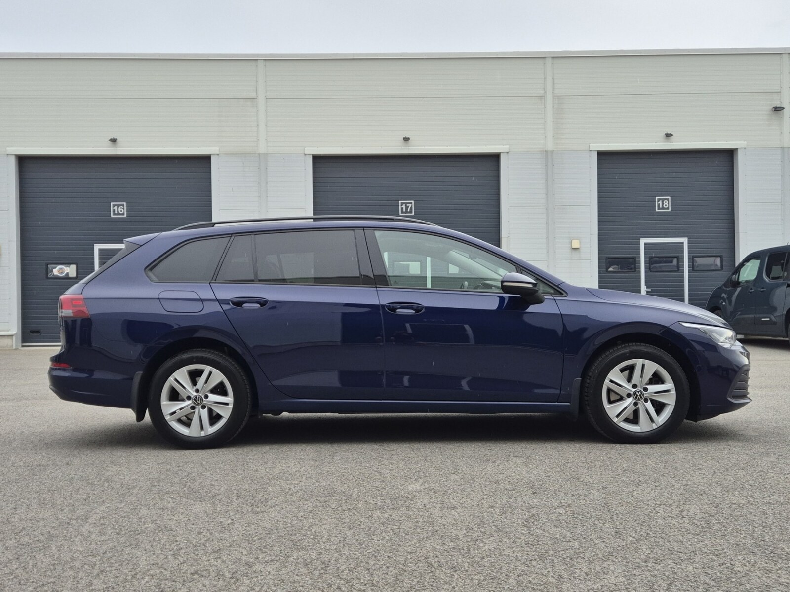 Volkswagen Golf 2023, photo 5/10