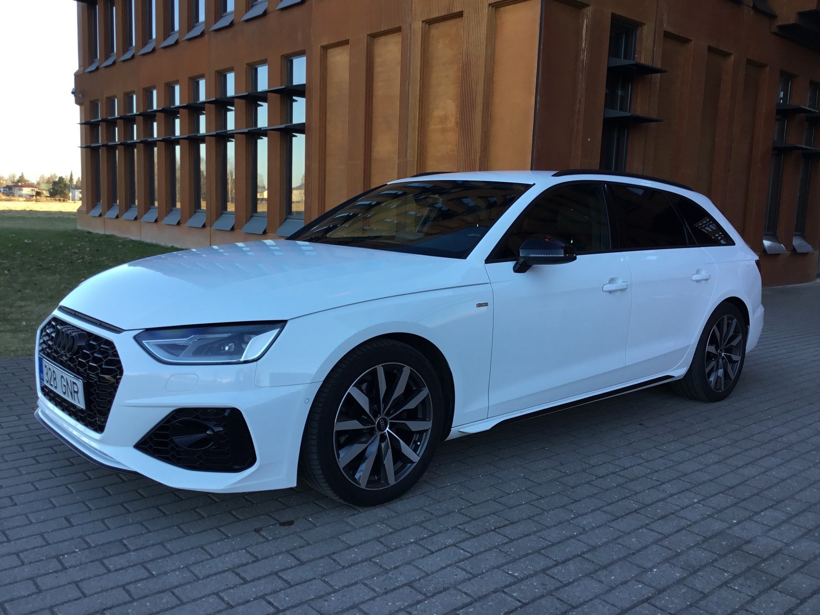 Audi A4 2024, photo 2/20