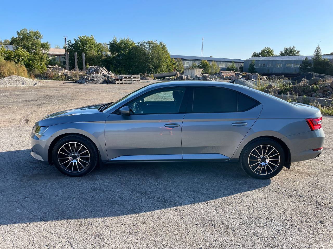 Škoda Superb MK3 2017, photo 2/9