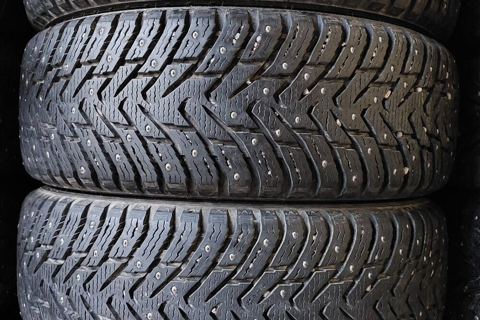 Подержанный шипованная шина 225/60R18 Nokian HKPL 8