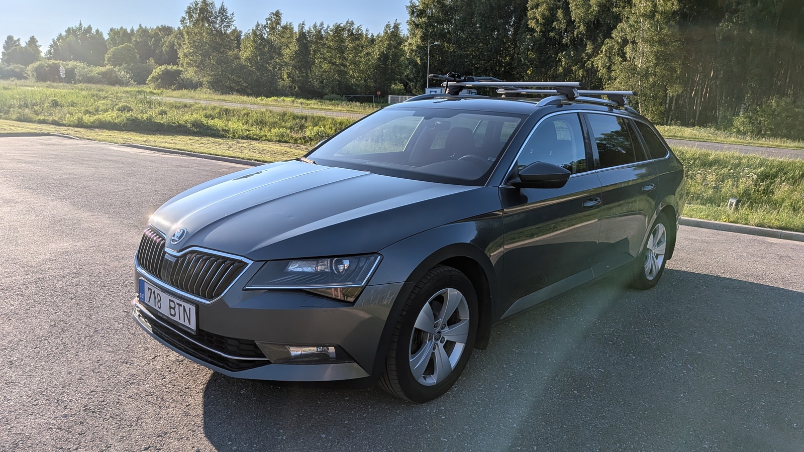 Škoda Superb 2017, photo 2/15