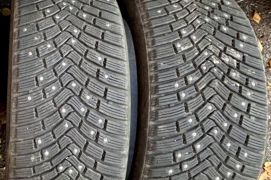 Подержанный шипованная шина 245/40R19 Continental ICECONTACT 3