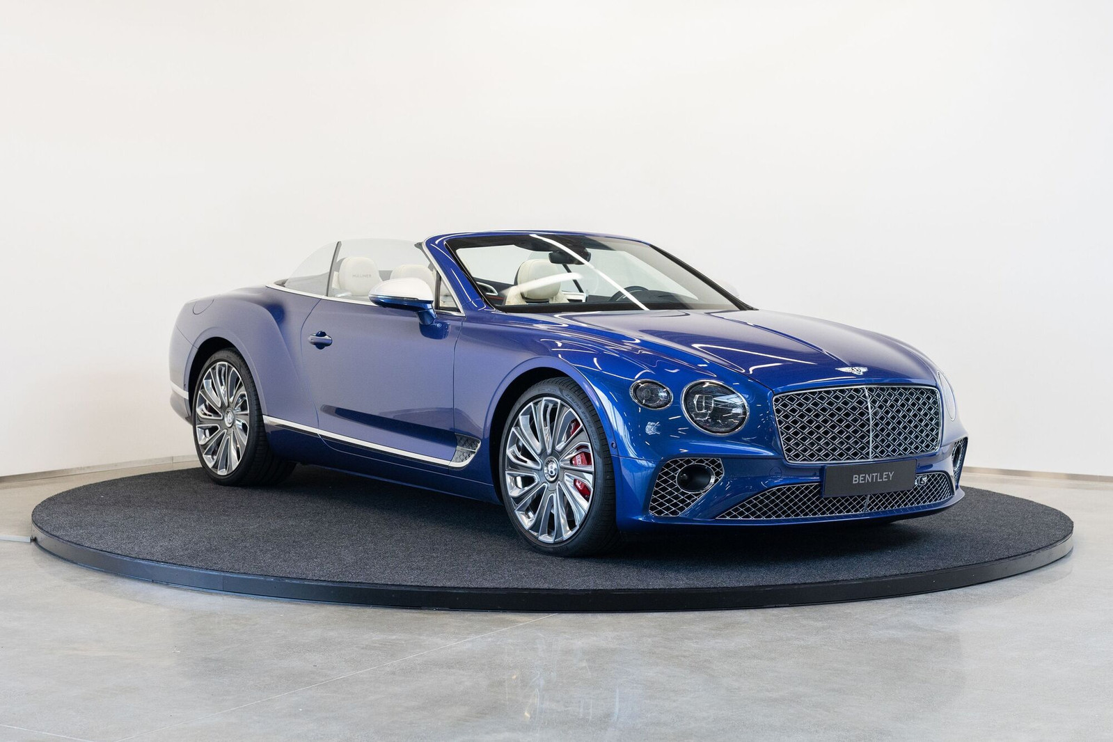 Bentley Continental GTC 2023, photo 4/28
