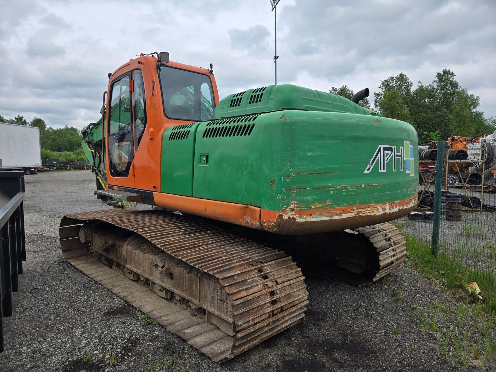 Kobelco E215B, photo 2/10