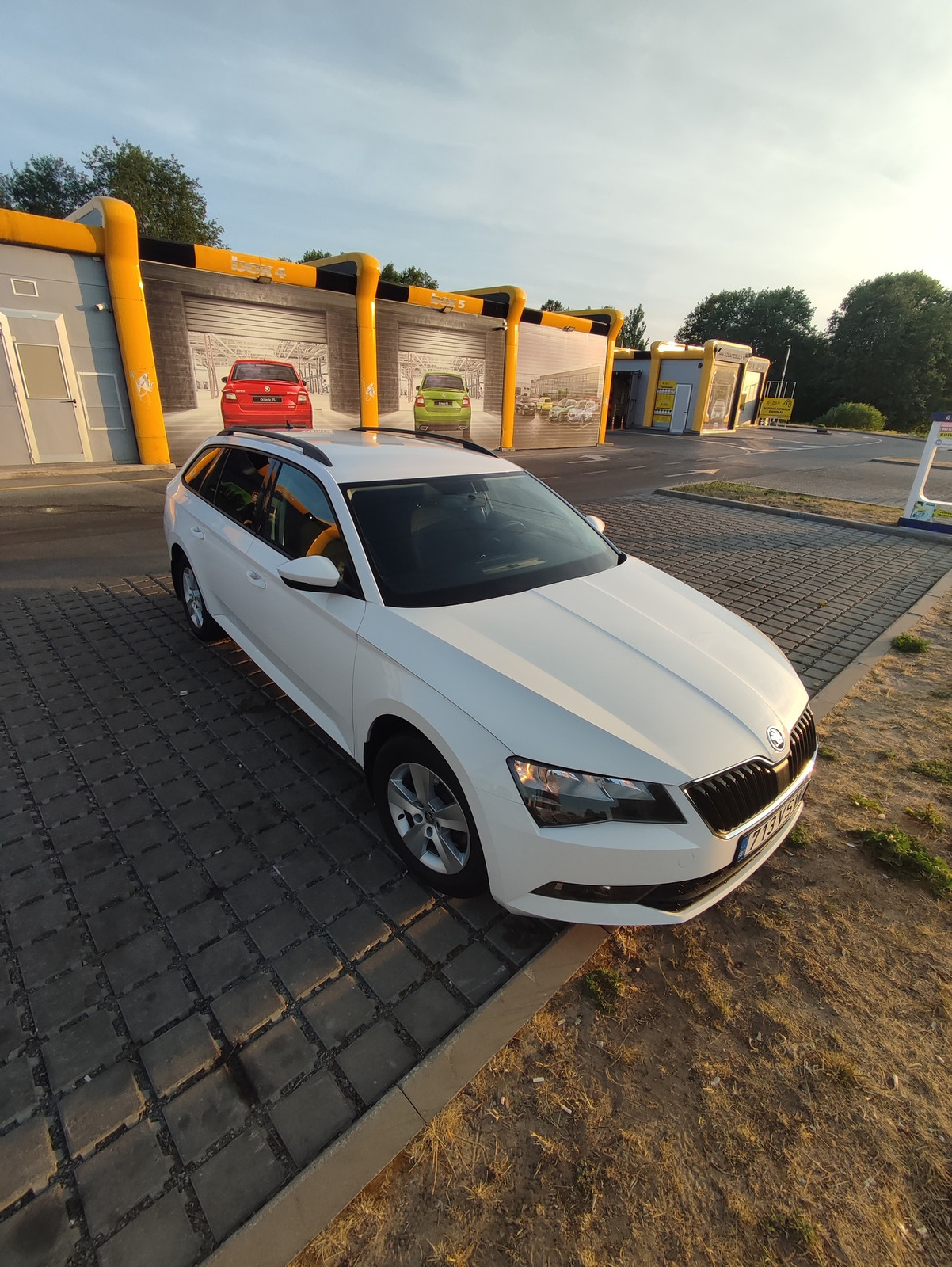 Škoda Superb 2017, photo 2/9